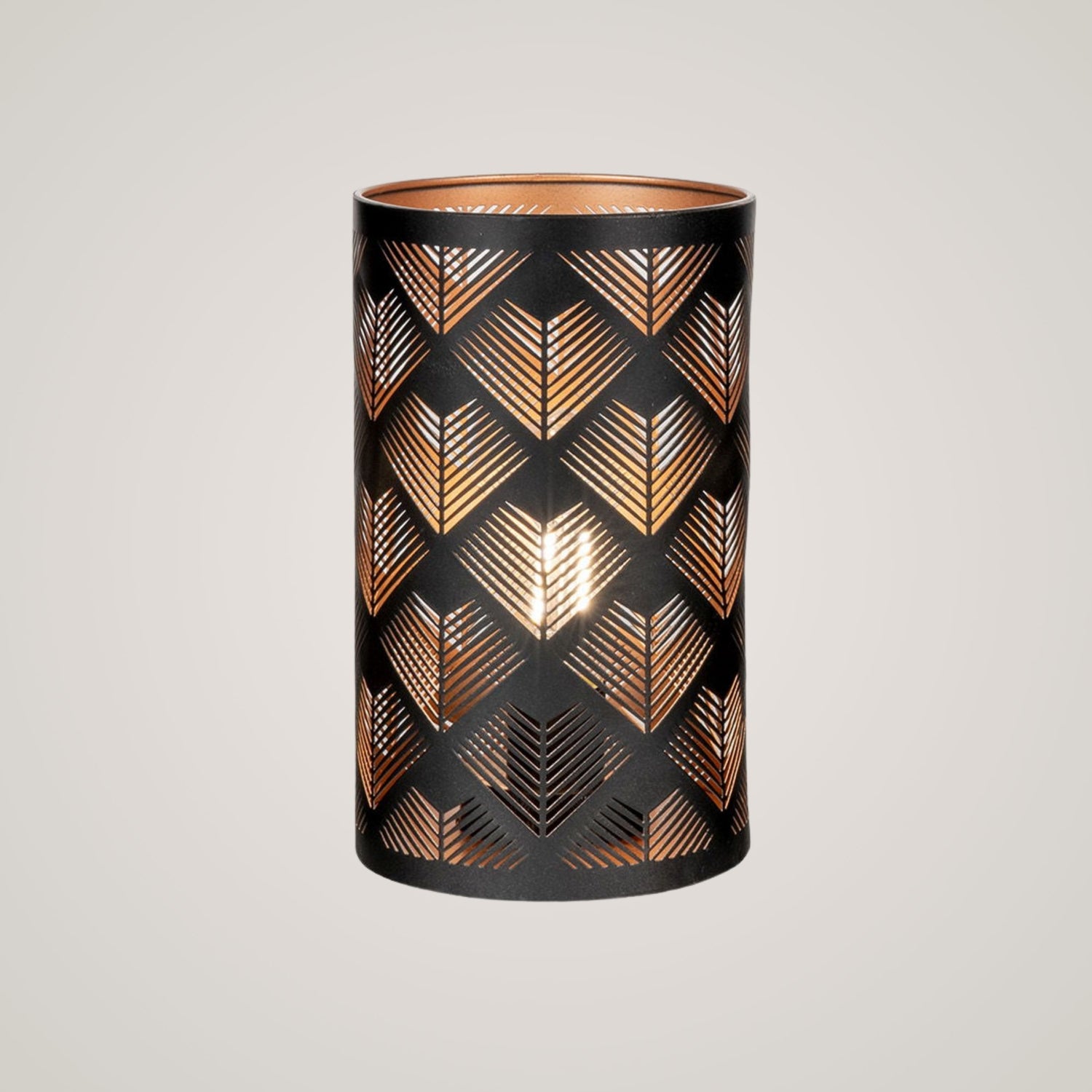 House Nordic Nata LED lyslykt Geo tilfører rommet en lun og trivelig atmosfære med sitt vakre geometriske mønster, 