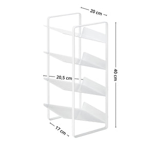 Plassbesparende flaskeholder med skrå hyller som holder flaskene stabile og lett tilgjengelige.