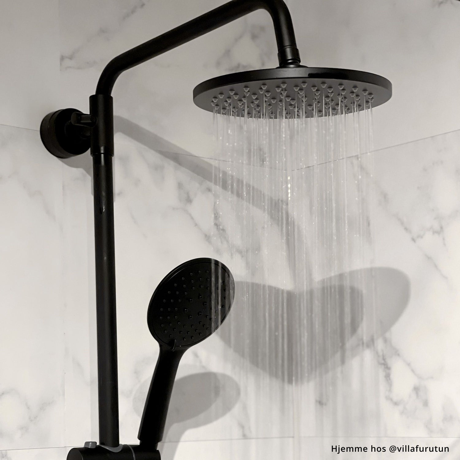 Athena selvklebende fliser med design i hvit marmor og grå marmorering.