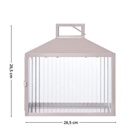 Dekorativ lanterne fra House Nordic med rillede glassvegger og dempet belysning.
