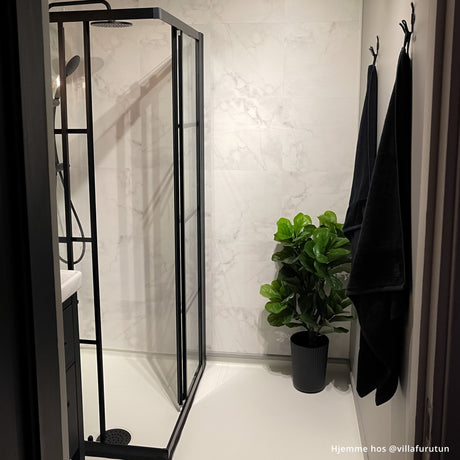 Athena selvklebende fliser er et nydelig valg til oppgradering av baderommet. 