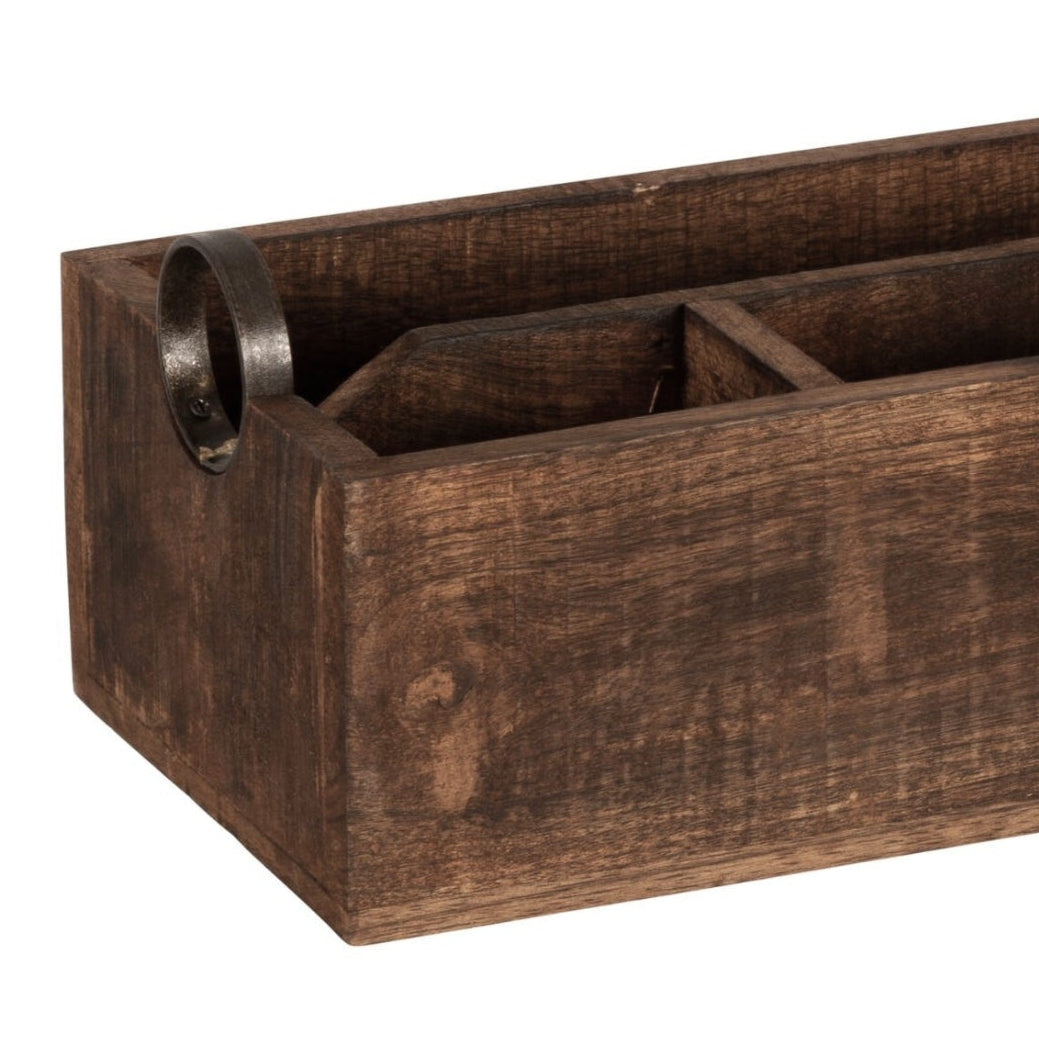 Rustikk oppbevaringsboks i mørkt tre med tre rom, brukt til kjøkkenoppbevaring i skap.