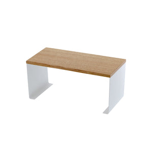 Stabelbar hvit kjøkkenhylle med treplate på benkeplate med kopper og skåler.