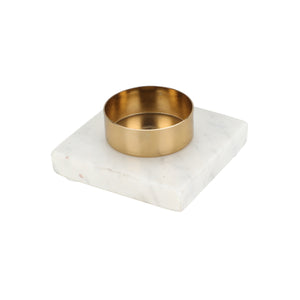 Marmorlysestake med gull detalj ved grønn plante