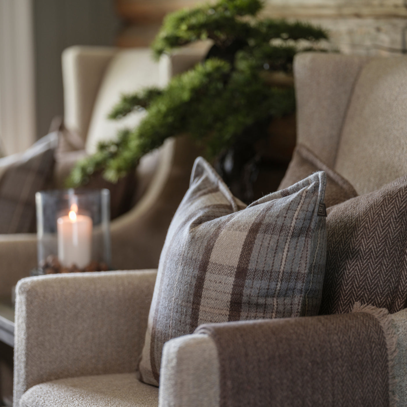 Ullpute i grå og beige ruter fra Halvor Bakke