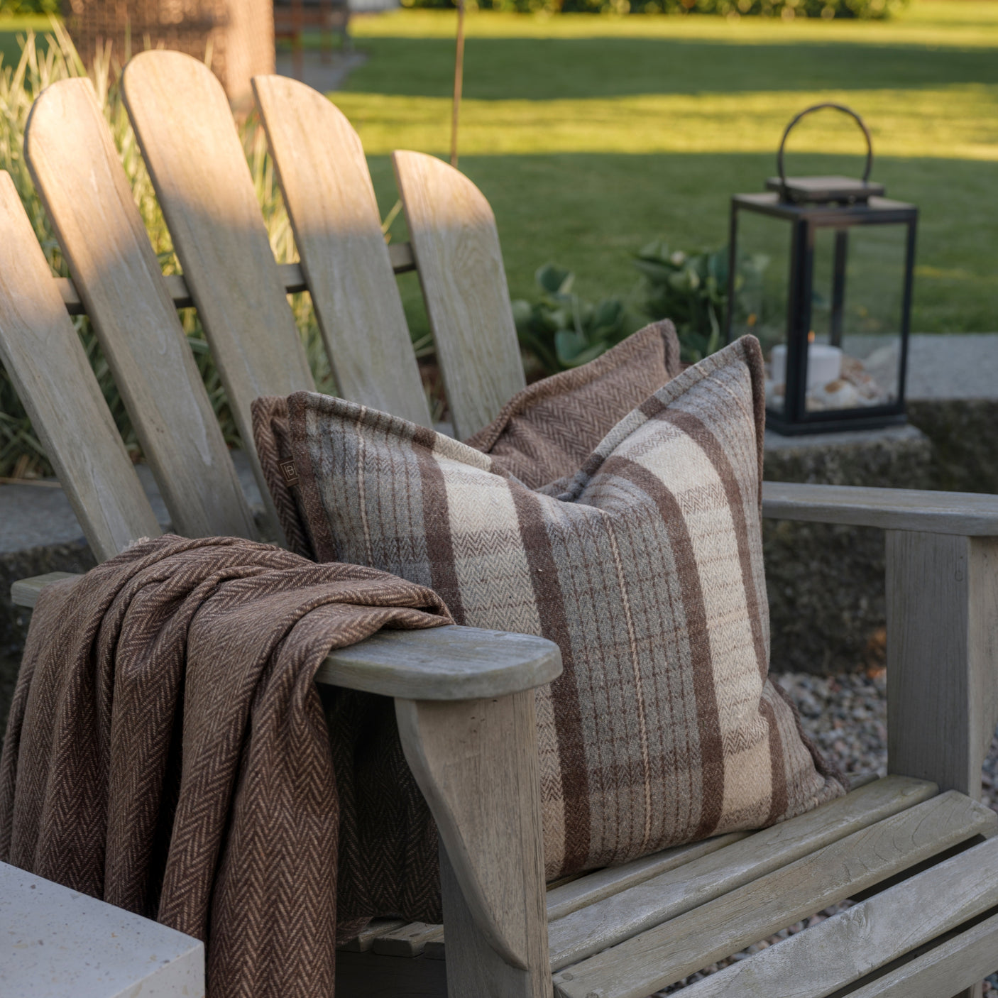 Kvadratisk grå ullpute på sofa fra Halvor Bakke