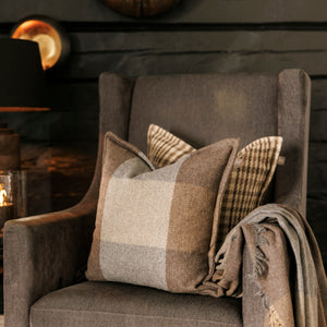 Ullpute i beige og grå ruter fra Halvor Bakke