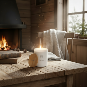 Halvor Bakke duftlys i hvitt glass med naturlig trelokk