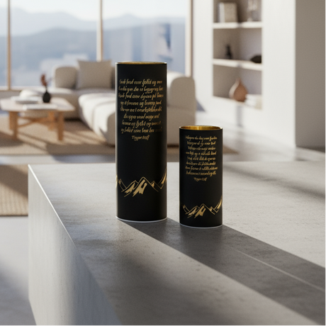 To dekorative LED-lykter i matt sort metall med gullmotiv