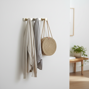 Sølv knaggrekke 3 knagger montert i moderne skandinavisk gang