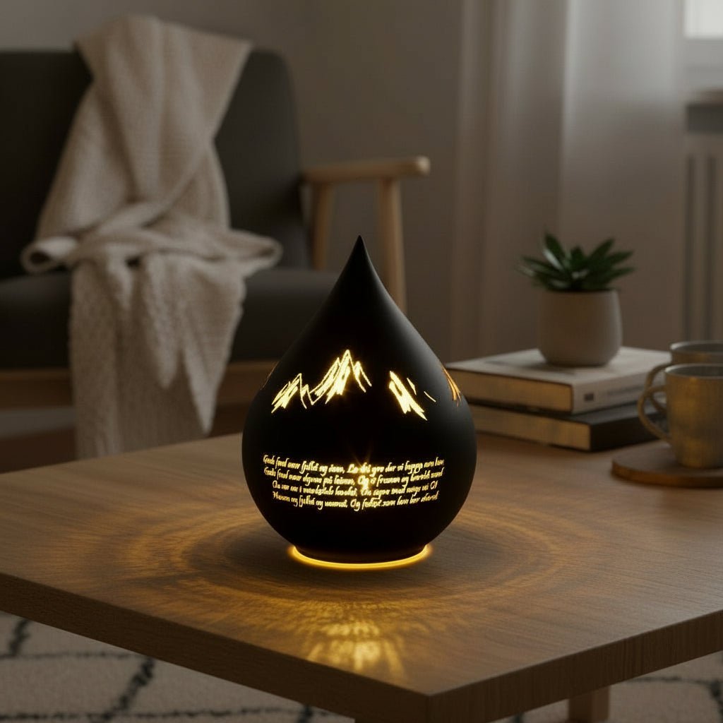 LED-lykta med utskårt motiv och nordnorsk salmetekst belyst
