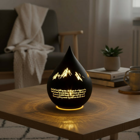 LED lyslykt med utskåret motiv og nordnorsk salmetekst belyst