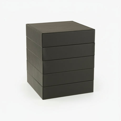 Smykkeboks 4 deler svart kunstskinn med ringer, øredobber og halskjeder"

