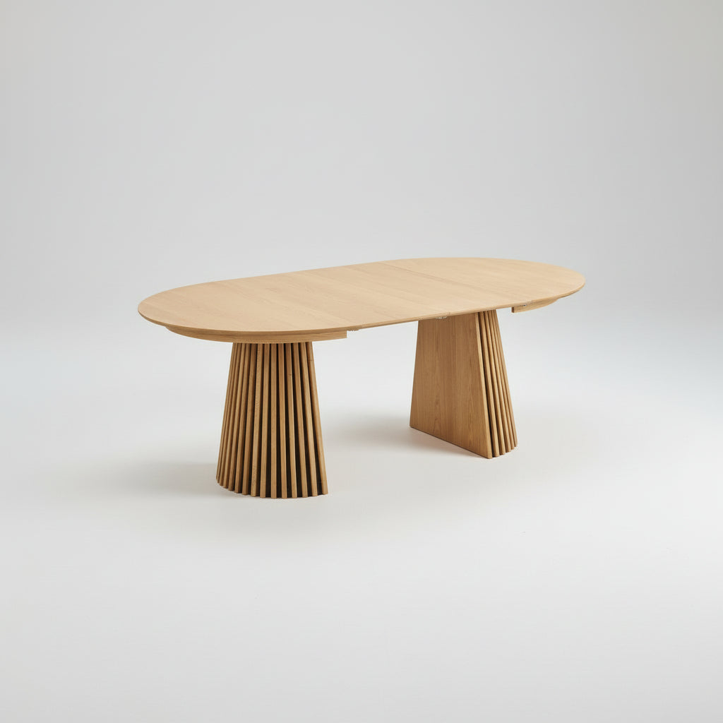 "Kvadratisk bilde av Osaka spisebord i natur eikefiner med lamellben og ileggsplater"