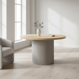 Solva spisebord i naturlig ek, diameter 120 cm med sandfärgad cylindrisk bas - House Nordic
