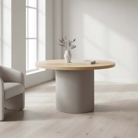 Solva spisebord naturlig eg ø120 cm med sandfarvet sylinderbase - House Nordic
