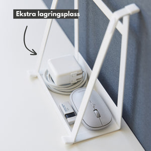 Hvit sammenleggbar laptopholder på skrivebord med datamaskin.