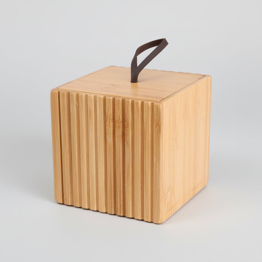 Liten oppbevaringsboks i FSC-sertifisert bambus 9x9cm med skinnstropp