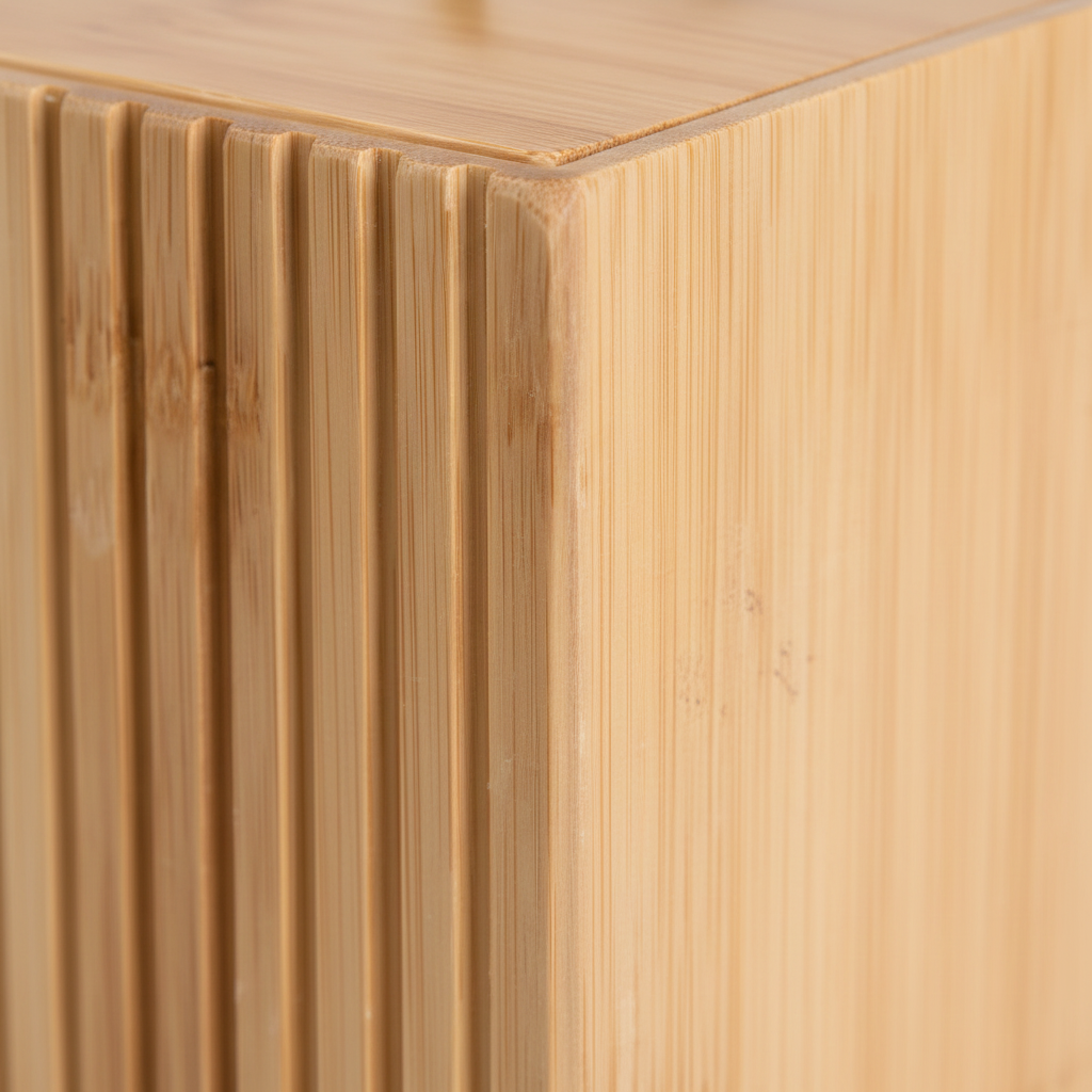 
Bambusboks 9x9cm med lokk og skinnstropp håndtak på nattbord
