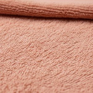 Mykt badehåndkle i rosa hengende i moderne baderom