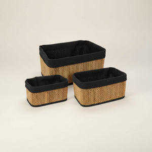 Bambuskurver med håndklær og toalettartikler, elegant oppbevaring til badet"

