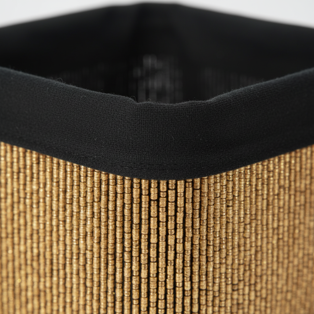 Sort linfôr i bambuskurv, nordisk design med naturmaterialer"

