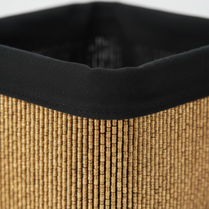 Sort linfôr i bambuskurv, nordisk design med naturmaterialer"

