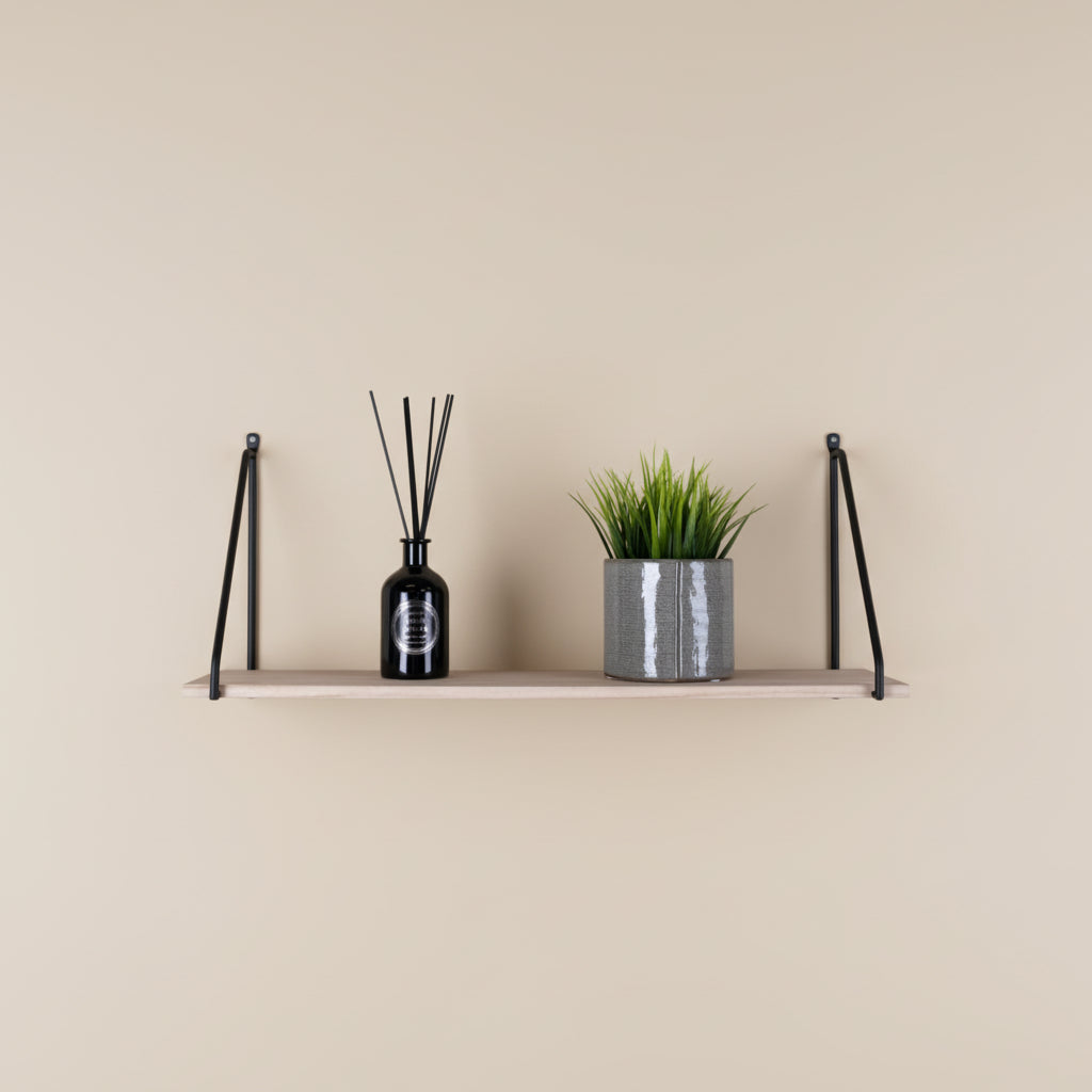 Arnhem vegghylle i tre med sort metallramme 65 cm montert på lys vegg