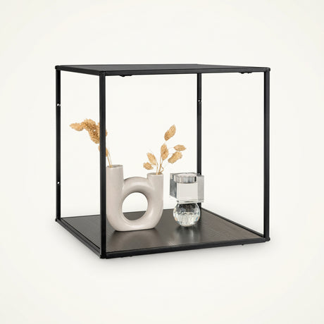 vita kube vegghylle brukt som veggdekor over skjenk, sort metall mot mørk vegg