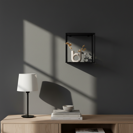 Vita vegghylle kube montert på mørk vegg i interiørmiljø, brukt med dekor og vase