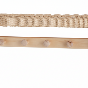 Detalj av flettet naturmateriale på hylleplate