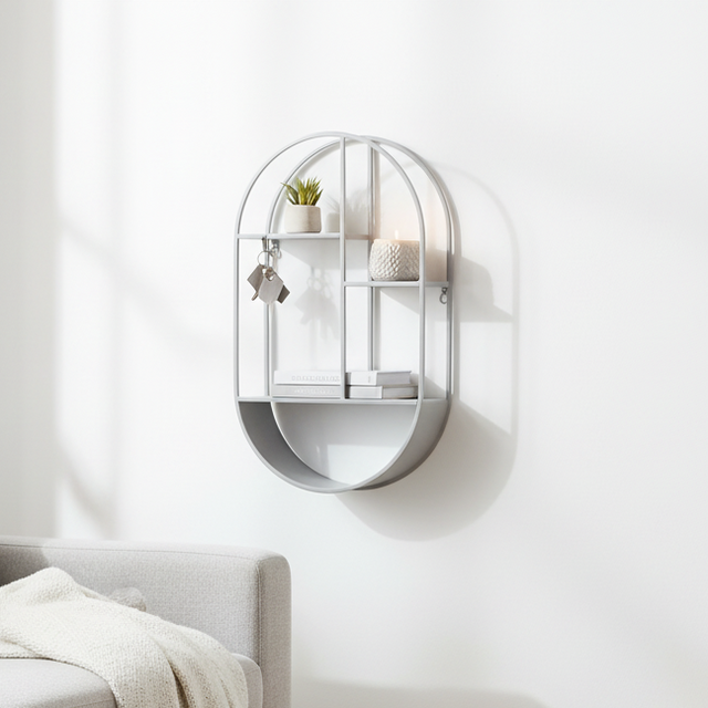 Oval vegghylle i kjølig grå stål montert på lys vegg i moderne stue