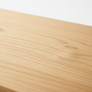 Vegghylle i bambus brukt til bøker og planter