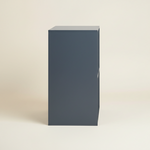 Stor veggmontert hylle med åpne rom
