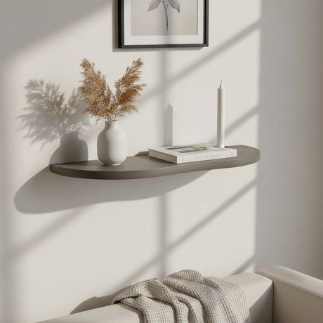 Botta vegghylle brun 57 x 19 x 2,5 cm, produktbilde på hvit bakgrunn med slank organisk form