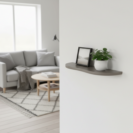 Botta vegghylle brun stylet med lys og liten vase, passer til varme naturtoner i interiør