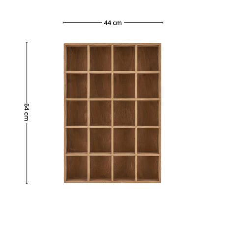 Furu vegghylle med rominndeling