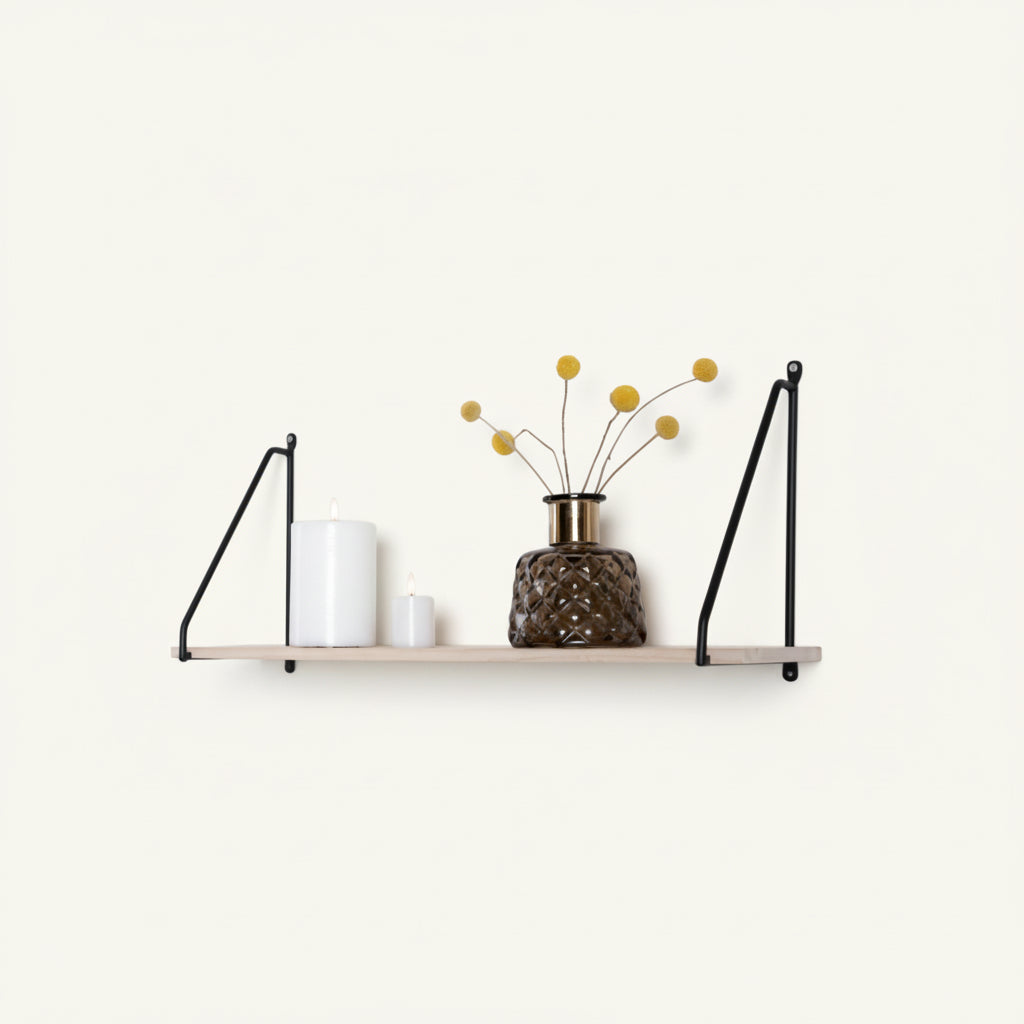 Arnhem vegghylle i tre med sort metallramme 65x17 cm, nordisk design til stue og gang"