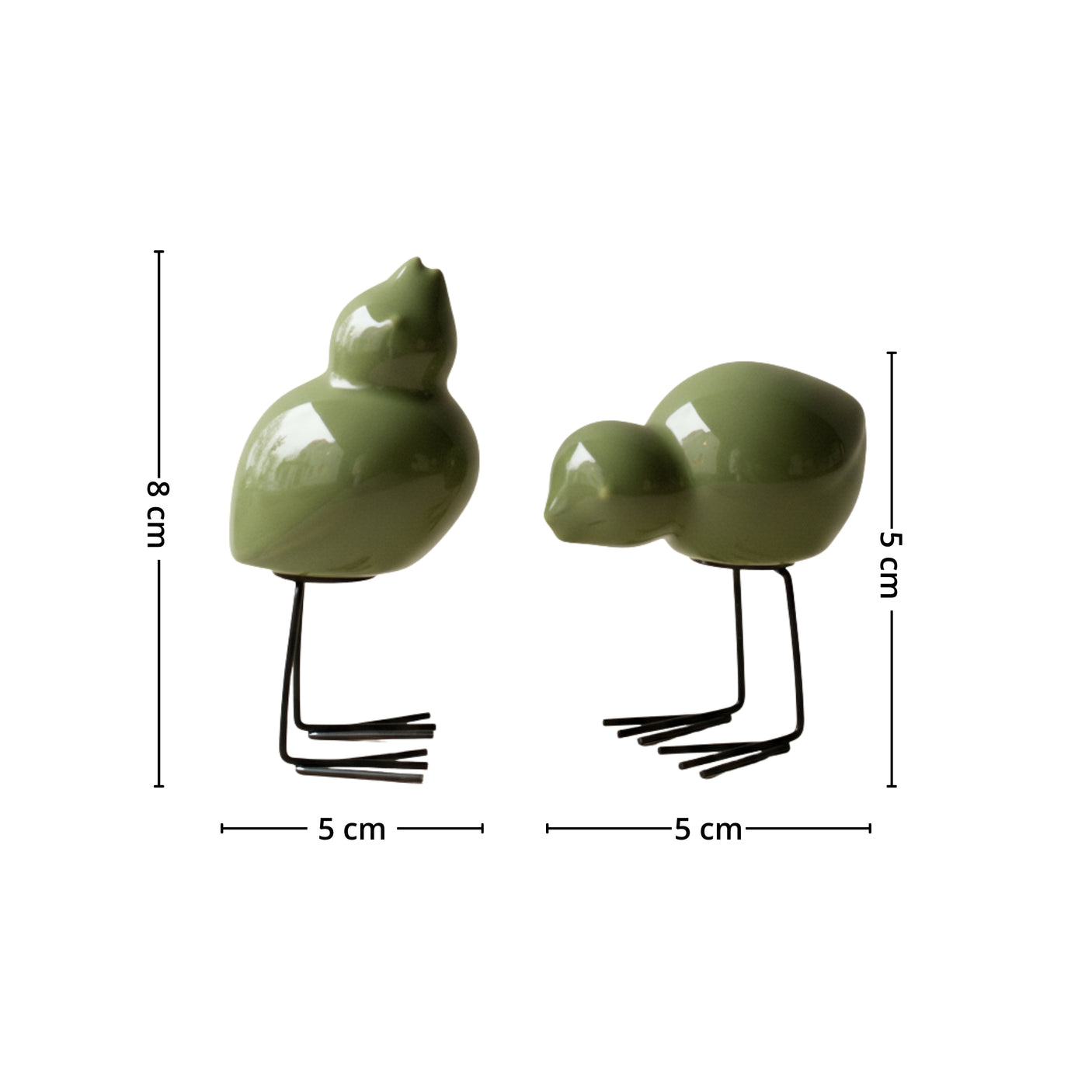 DBKD Pure keramikkpotte med plante ved hyttevindu med vårblomst i minimalistisk setting.

