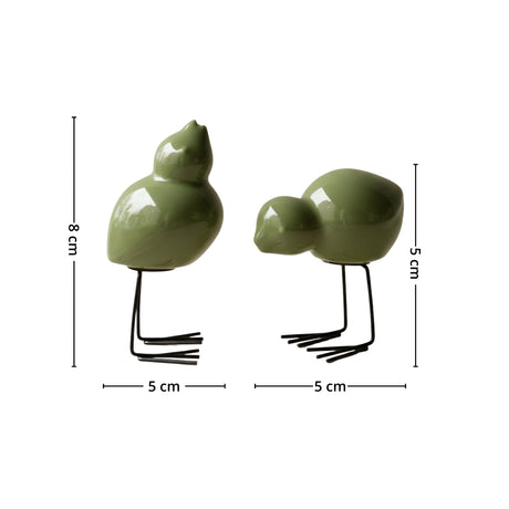 DBKD Pure keramikkpotte med plante ved hyttevindu med vårblomst i minimalistisk setting.

