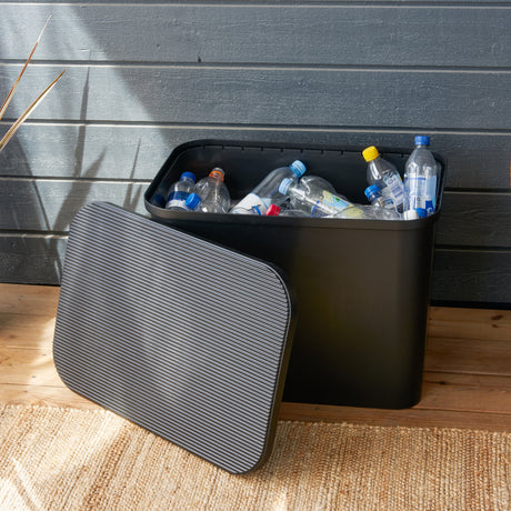 Praktisk sorteringsbeholder produsert i Finland av resirkulert plast