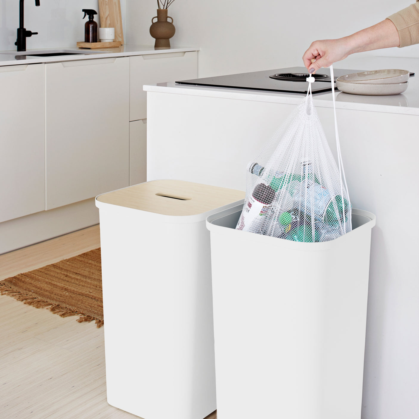 Hvit nettingpose til sorteringsbeholder for pant og emballasje