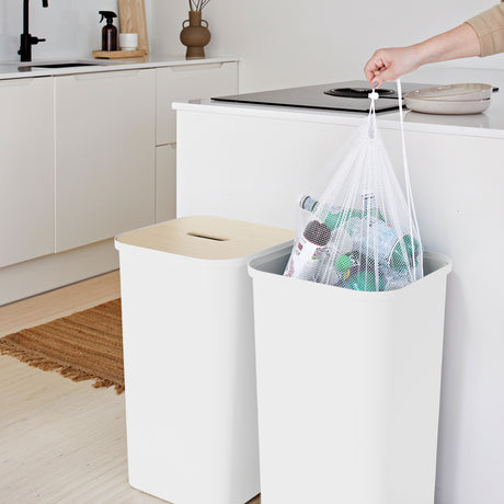 Hvit nettingpose til sorteringsbeholder for pant og emballasje