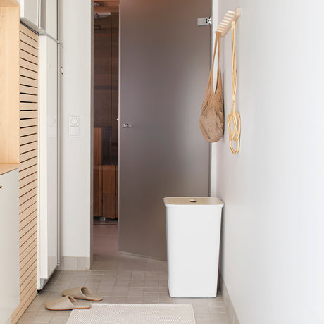 Plassbesparende resirkuleringsbøtte til emballasje og flasker