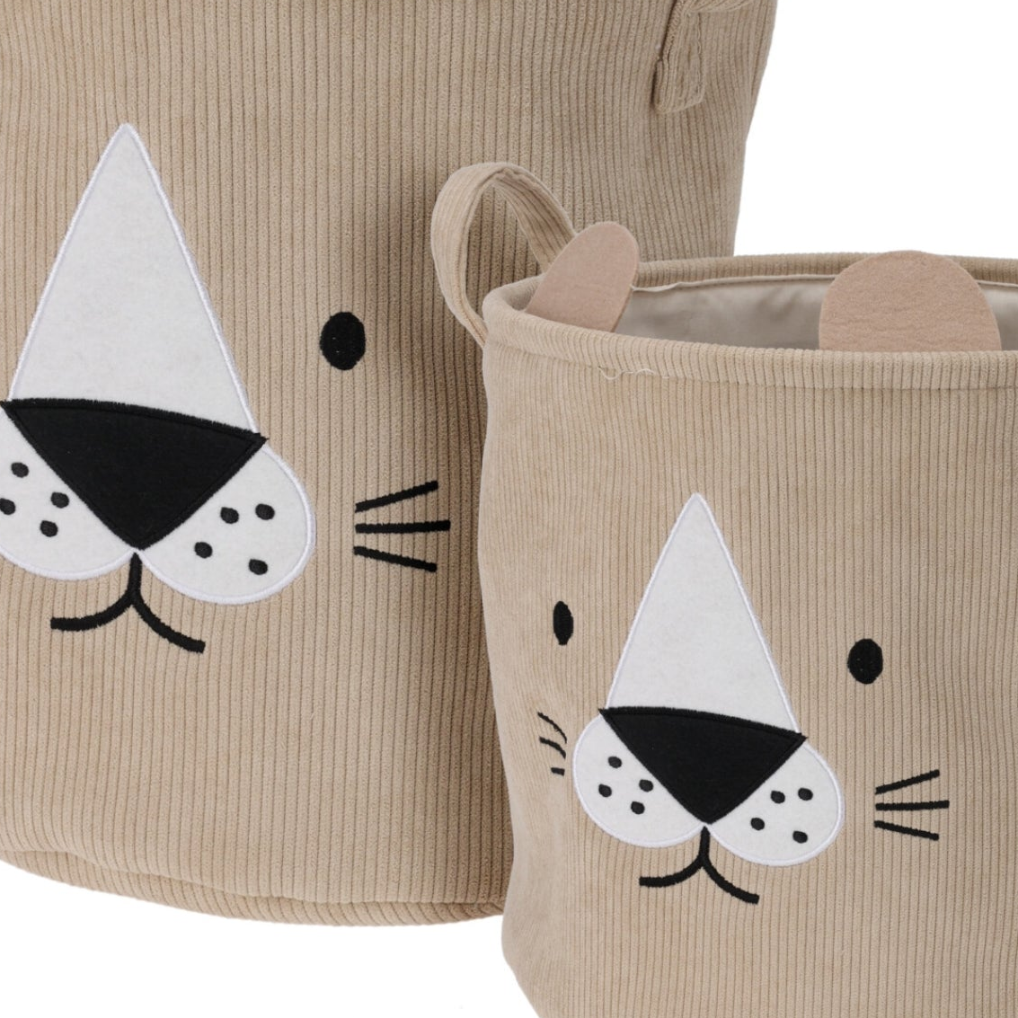 To beige stoffkurver i cordstoff fra Lindas Dekor i størrelsene 25×25 og 30×30 cm – solide kurver med håndtak og dyremotiv.