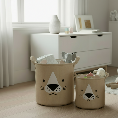 Beige oppbevaringskurver med søte dyremotiv fra Lindas Dekor plassert på barnerom – dekorativ og praktisk løsning for leker og tepper.