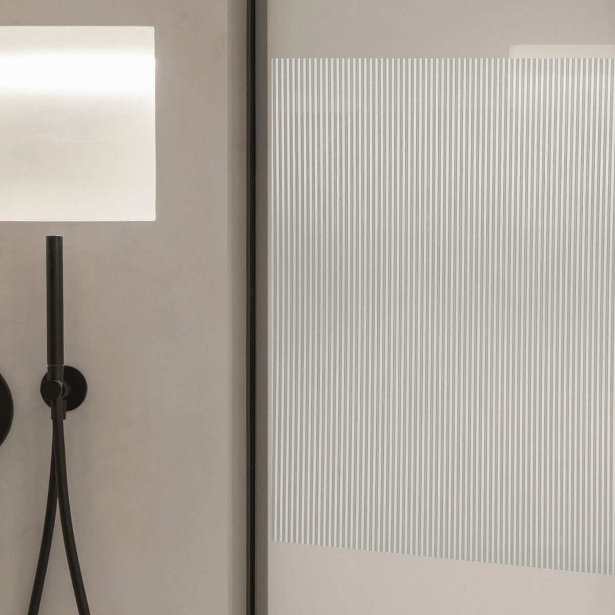 Dekorativ vindusfolie med vertikale striper – moderne glassdesign