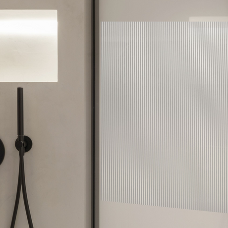 Dekorativ vindusfolie med vertikale striper – moderne glassdesign