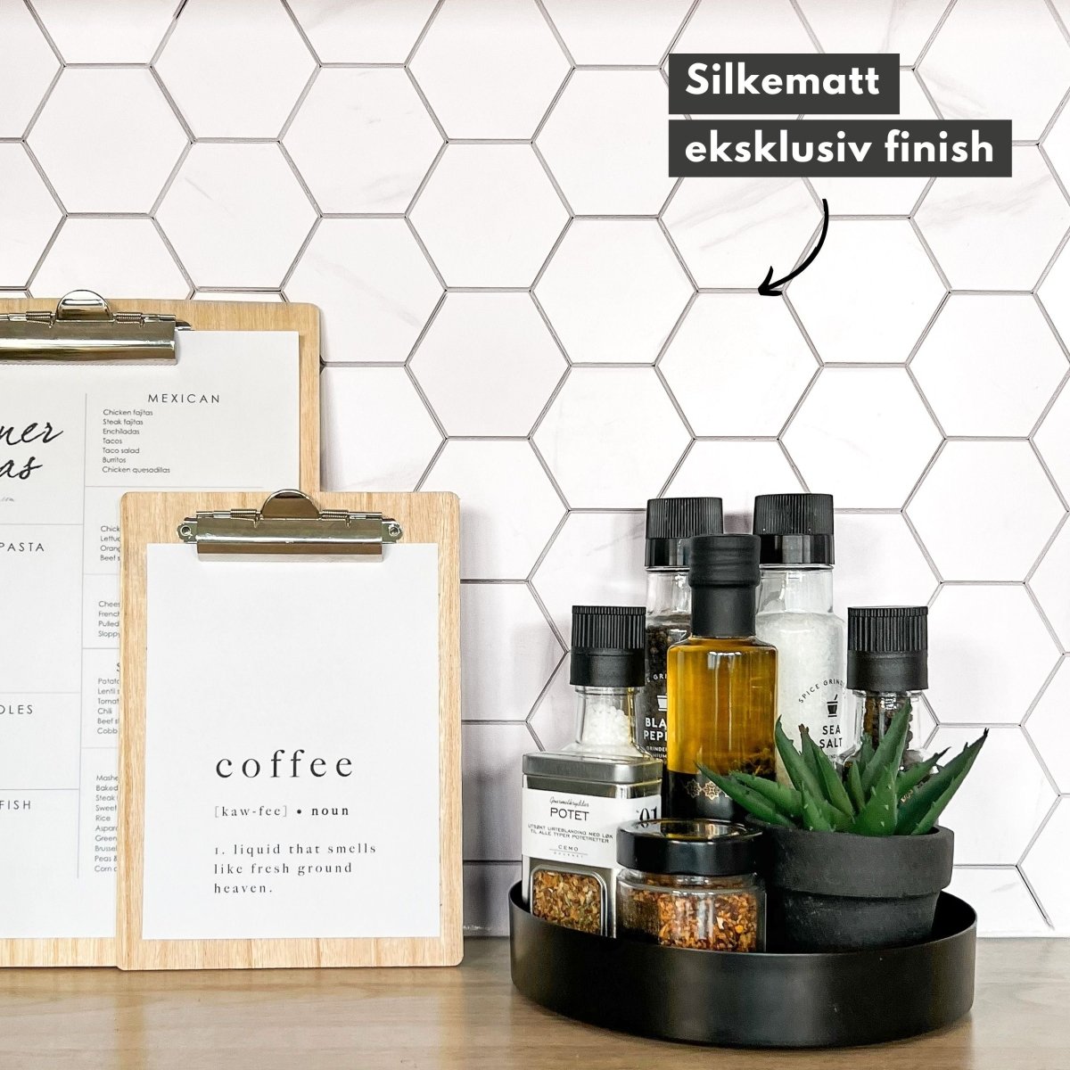 Enkel og sømløs montering av selvklebende fliser i sekskantet design.

