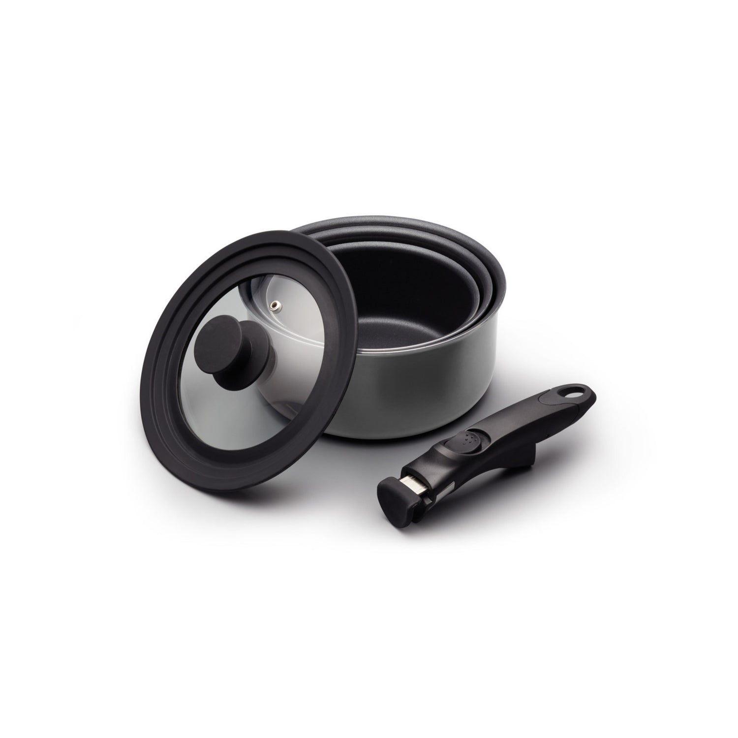 Kasserollesett med glasslokk og avtakbart håndtak på hvit bakgrunn